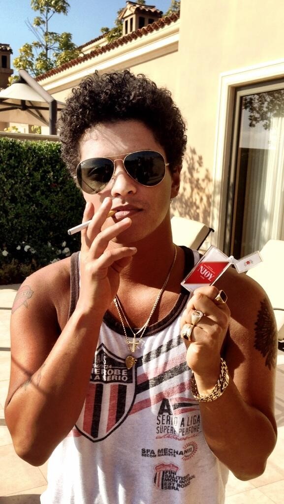 bruno-mars-vaping