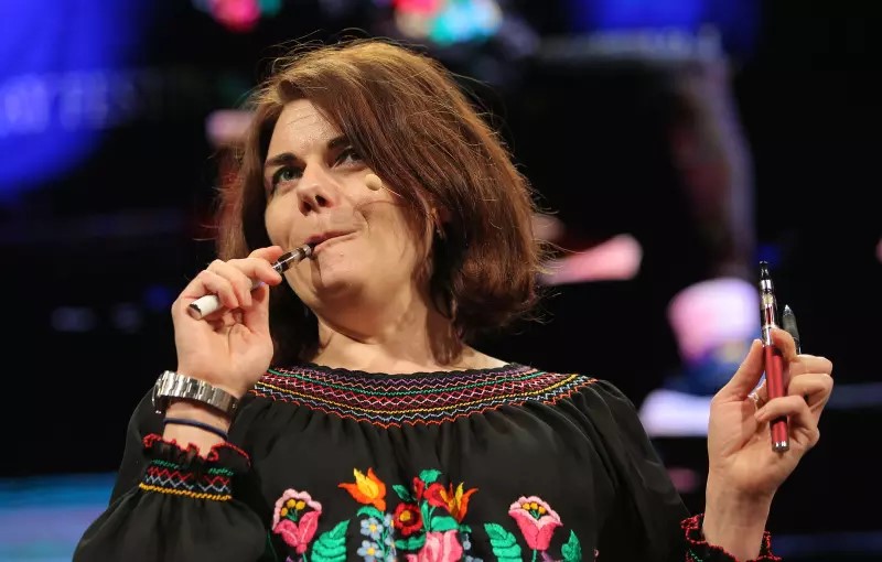 caitlin-moran-vaping