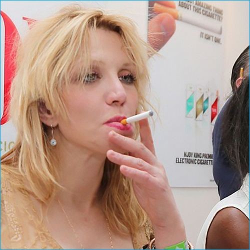 courtney-love-vaping
