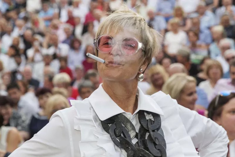 gloria-vaping