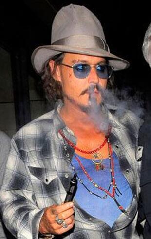 johnny-depp-vaping