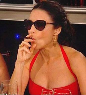 julia-louis-dreyfus-vaping