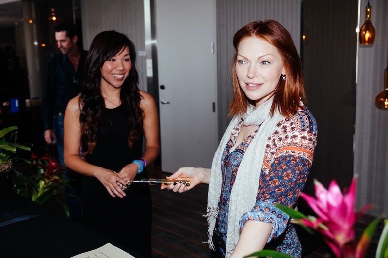 laura-prepon-vaping
