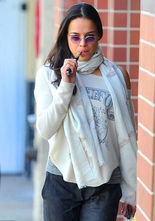 michelle-rodriguez-vaping