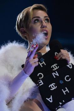 miley-cyrus-vaping