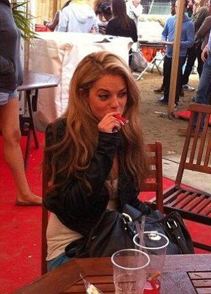 natasha-lyonne-vaping