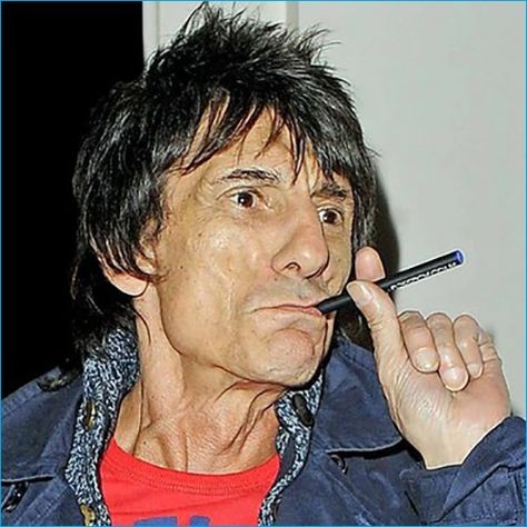 ronnie-wood-vaping