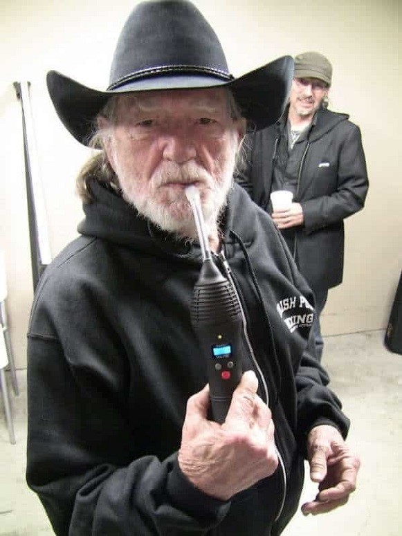 willie-nelson-vaping